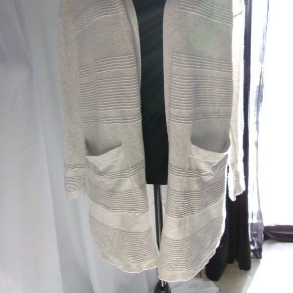 Eleven Eleven gray sweater with lined pattern size medium - Picture 3 of 3